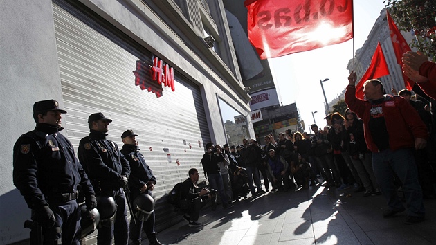 Protestující vykikujjí slogany ped zavenými obchody v Madridu (29. bezna