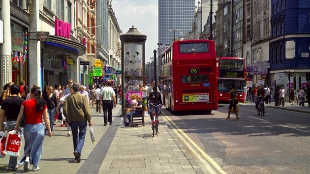 Slavná londýnská Oxford Street pekypuje obchody levnjích i draích znaek.