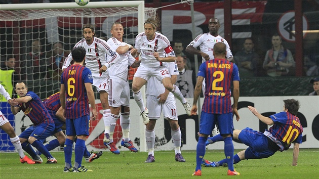 MISTR NA ZEMI. Lionel Messi z Barcelony (vpravo) padá pi rozehrání pímého...