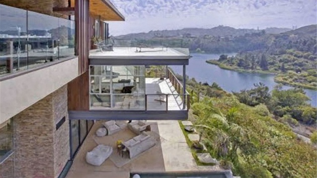 Luxusní vila leí u jezera v kopcích Hollywoodu a je z ní krásný výhled na...
