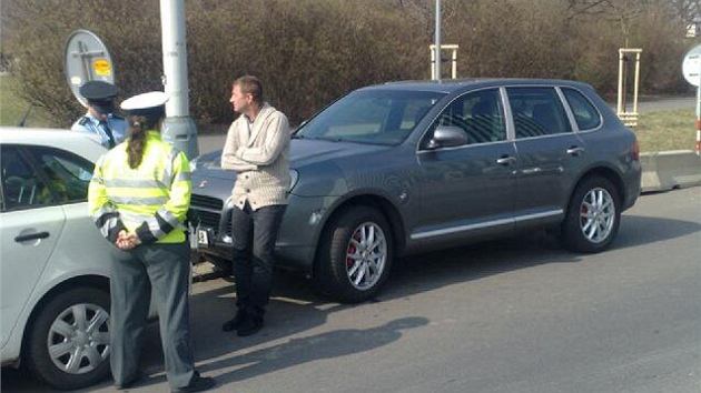 Praský lobbista a podnikatel Roman Janouek stojí u svého Porsche Cayenne...