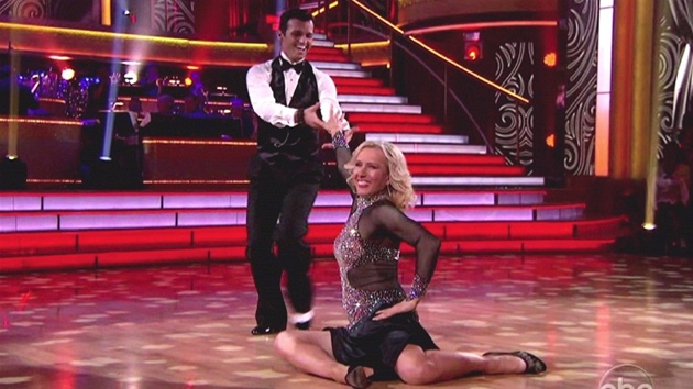 Martina Navrátilová a její tanení partner Tony Dovolani v souti Dancing with...