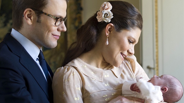 vdsk princezna Victoria, jej manel Daniel a dcera Estelle (26. bezna 2012)