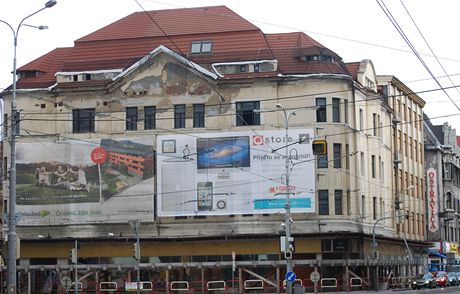 Fotografie pochází z letoního bezna, ale stav bývalého módního domu Ostravica-Textilia se nezlepil. Spíe naopak.