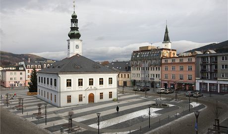 Jesenická radnice (na snímku její budova) bude platit provoz dvou mstských infocenter, by sama uznává, e jde o zbytený luxus. Kvli podmínkám dotace toti v jednom z nich nesmí nic prodávat.