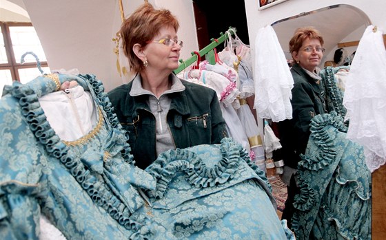 Marie Mikuláová ukazuje nové kostýmy, které ekají na návtvníky milotického