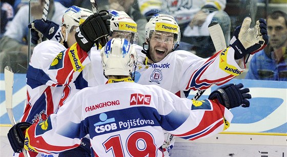 KAPITÁN. Václav Koí (vpravo) patí k nejvstícnjím hokejistm Pardubic. Na spoluhráe se vak nebojí zavat.