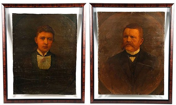 Obrázky s portréty Hitlerových rodi, vlevo je Klara Hitlerová, vpravo Alois