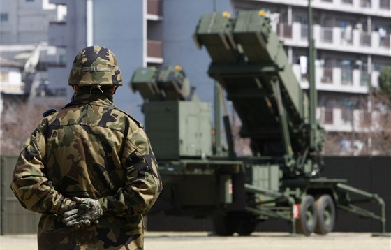 Japonský voják steí vojenský objekt, kde je protiraketového systému Patriot