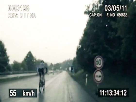 Neohroený cyklista na dálnici