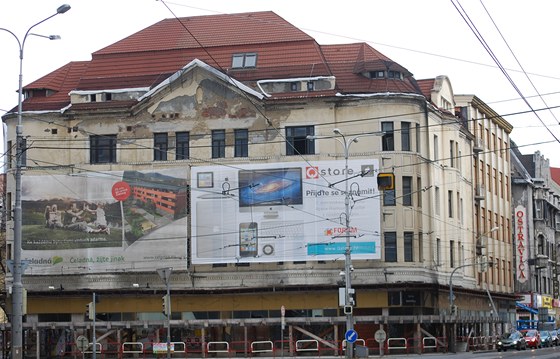 Fotografie pochází z letoního bezna, ale stav bývalého módního domu Ostravica-Textilia se nezlepil. Spíe naopak.