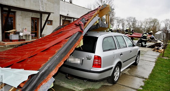 Hasii odstraují strenou stechu v Nových Sadech (31. bezna 2012)