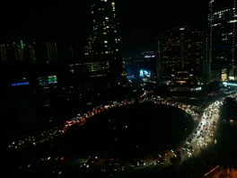 Jakarta ponoená do tmy.