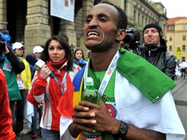 VÍTZSTVÍ BOLÍ. Atsedu Tsegay z Etiopie v cíli praského plmaratonu. Vechny