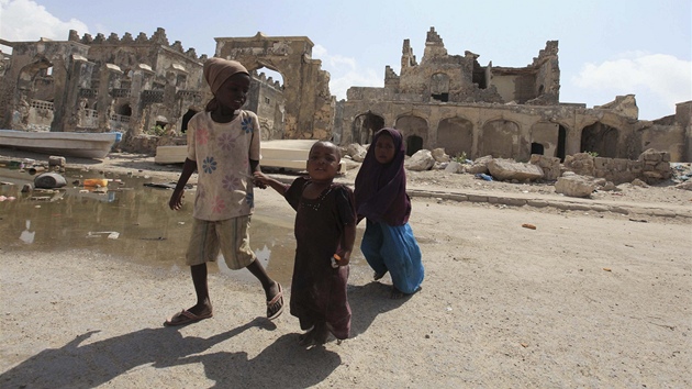 Somálské dti se potulují ve válkou znieném Mogadiu (27. bezna 2012)  