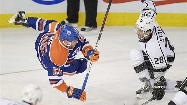 STAR DANCE NA LED. Skvl tanen slo pedvedli v ptenm zpase NHL Ben Eager z Edmontonu a Jarret Stoll z Los Angeles.