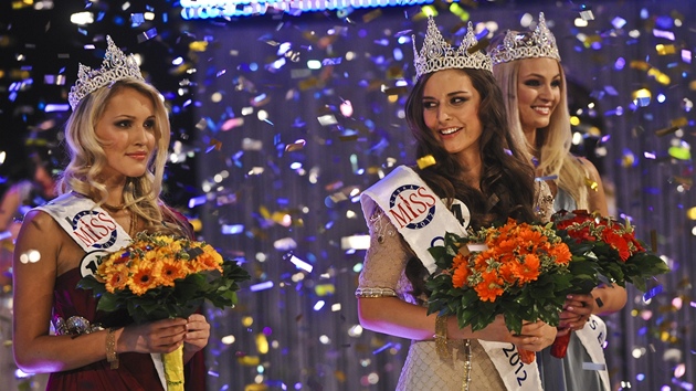 eská Miss 2012 Tereza Chlebovská (uprosted), eská Miss World 2012 Linda...