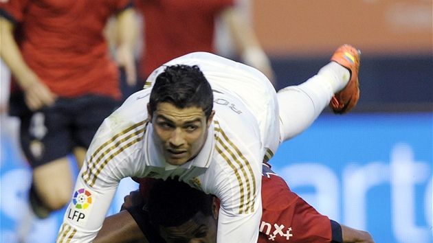KRKOLOMNÁ POZICE. Cristiano Ronaldo z Realu Madrid (v bílém) padá na Roversia