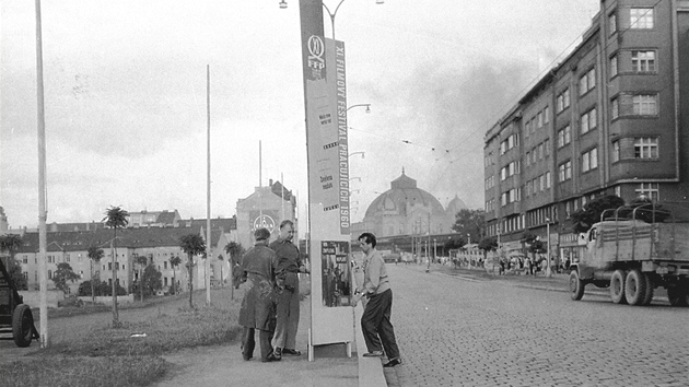 Stavba Domu kultury ROH zaala v Plzni v roce 1980. Tento snímek je z roku 1983. Nyní, o 29 let pozdji, se dm zaíná bourat.