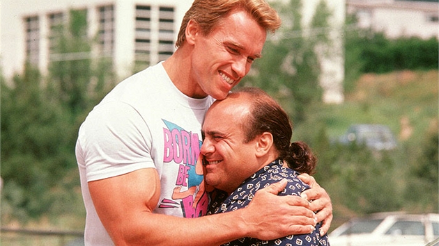 Schwarzenegger a DeVito ve filmu Dvojčata Schwarzenegger a DeVito ve filmu Dvojčata