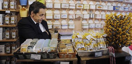Francouzský prezident Nicolas Sarkozy se v pedvolební kampani stylizuje do