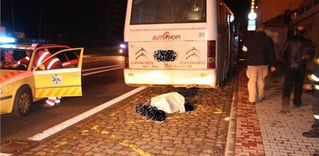 Na to, e vlee chodce, upozornil autobusáka a kolemjedoucí idi osobního...