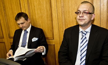 Vít Bárta a Jaroslav kárka u obvodního soudu v dubnu 2012