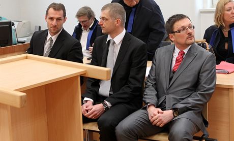 Ivan Padlek (vlevo) a lékai Ladislav epera (uprosted) a Michal Kapar elí...
