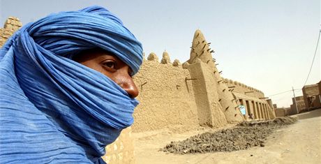 Tuareg stojí na archivním snímku ped starobylým Timbuktu v Mali (19. bezna...