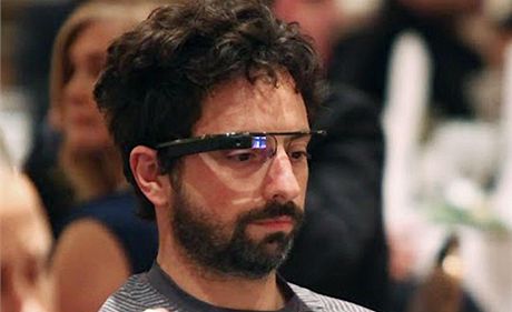 Spoluzakladatel Googlu Sergey Brin u testuje zázrané brýle, které moná