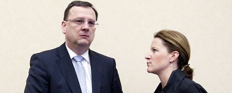 Premiér Petr Neas (ODS) s vicepremiérkou Karolínou Peake (VV) ped zahájením