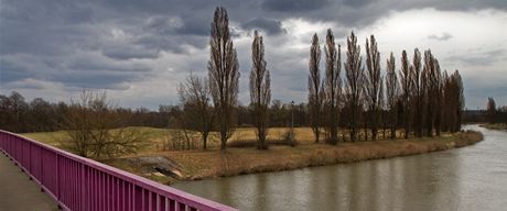 Vlakem, autem, na kole, nebo lodí? Hradec a Pardubice by mohly mít k sob blí