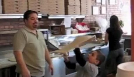 Táta a zárove majitel pizzerie nauil svého sedmiletého syna, jak udlat pizza...