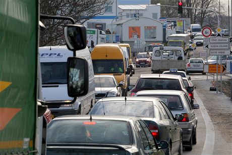 Kvli oprav elezniního viadutku se tvoí v eských Budjovicích dlouhé kolony.