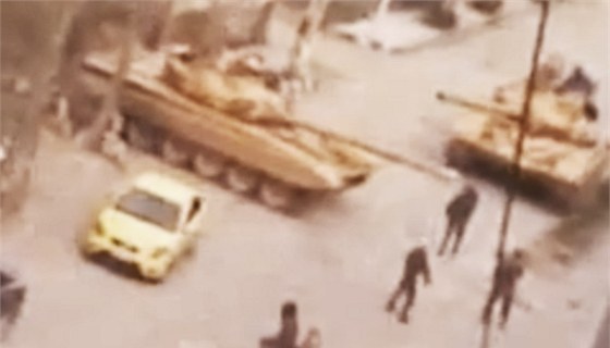 Tanky syrské armády v ulicích Damaku (31. bezna 2012)