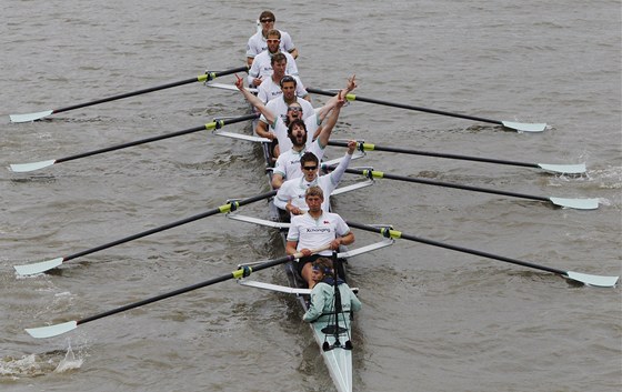Posádka týmu z Cambridge slaví vítzství nad Oxfordem v tradiním závod