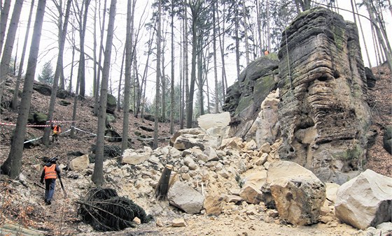 Odborníci odstranili naruený skalní blok, který se zítil k zemi. 
