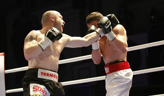 ZÁSAH. eský boxer Luká Konený (vlevo) zasahuje v zápase o titul WBO v lehké