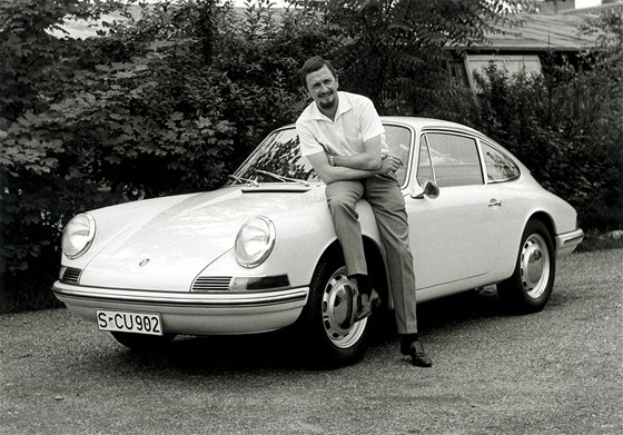 Ferdinand Alexander Porsche v roce 1963 u prvního Porsche 911, tehdy se ovem