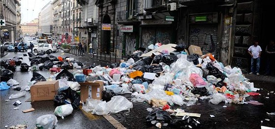 Problémy s odpadky mla v minulosti i Neapol.