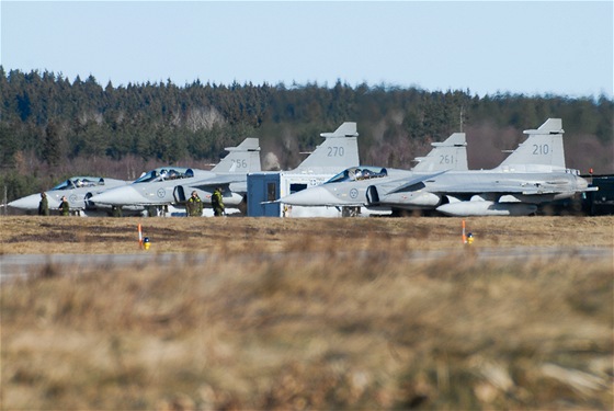 Letouny JAS-39 Gripen védského letectva na cviení v Ronneby