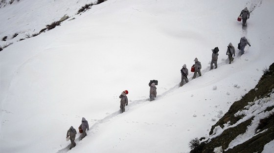 Snímek z února 2012 zachytil pákistánské vojáky, kteí nesou zásoby na horskou