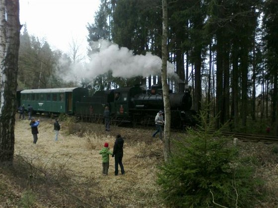 Parní lokomotiva vykolejila u Jindichova Hradce (8. dubna 2012)