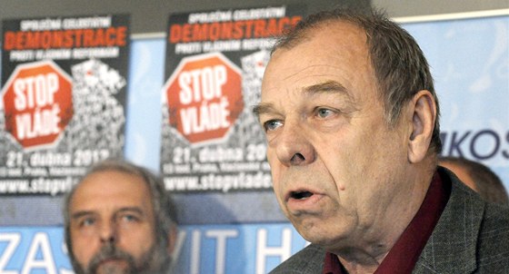 Pedseda MKOS Jaroslav Zavadil oznamuje zahájení kampan Stop vlád.
