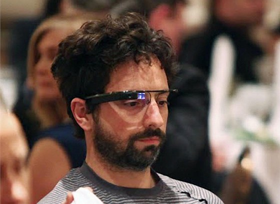 Spoluzakladatel Googlu Sergey Brin u testuje zázrané brýle, které moná