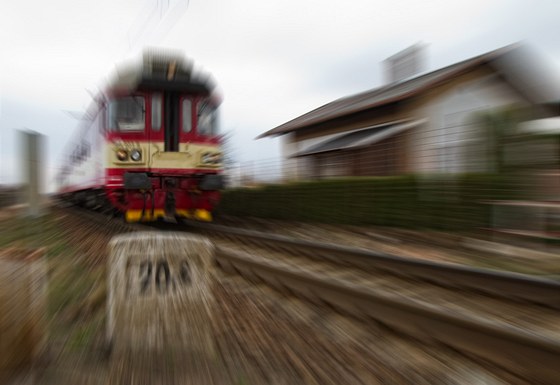 Mezi Hradcem a Pardubicemi by do ty let mly vlaky jezdit po dvou kolejích.