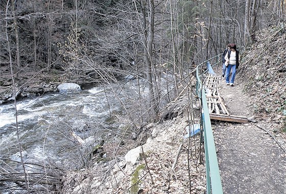 Za hezkého poasí se na ponienou Riegrovu stezku vypraví a stovky turist.  