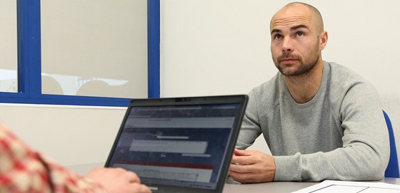 Liberecký fotbalista Jan Nezmar pemýlí nad odpovdí pro tenáe bhem on-line