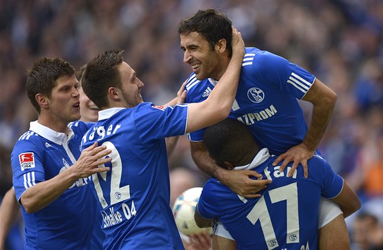 RADOST. Útoník Raúl z Schalke (nahoe) slaví gól se svými spoluhrái.