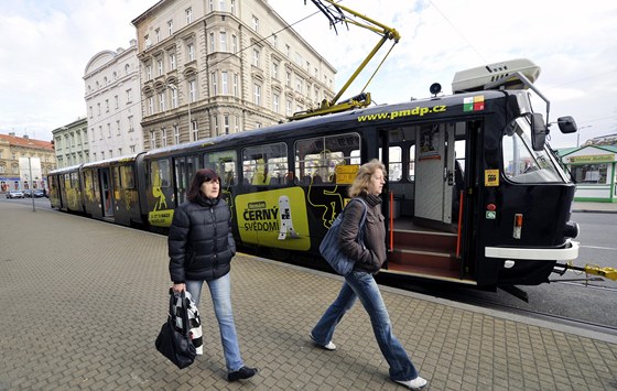 Plze spustila loni v dubnu kampa, která mla pimt cestující, aby si ádn kupovali jízdenky. Nyní chtjí Dopravní podniky najmout na správu pohledávek od erných pasaér externí firmu.